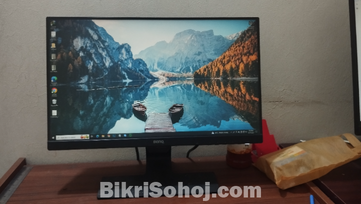 Core i3, 113 mb intel Graphic cards, 8GB Ram,112GB SSD